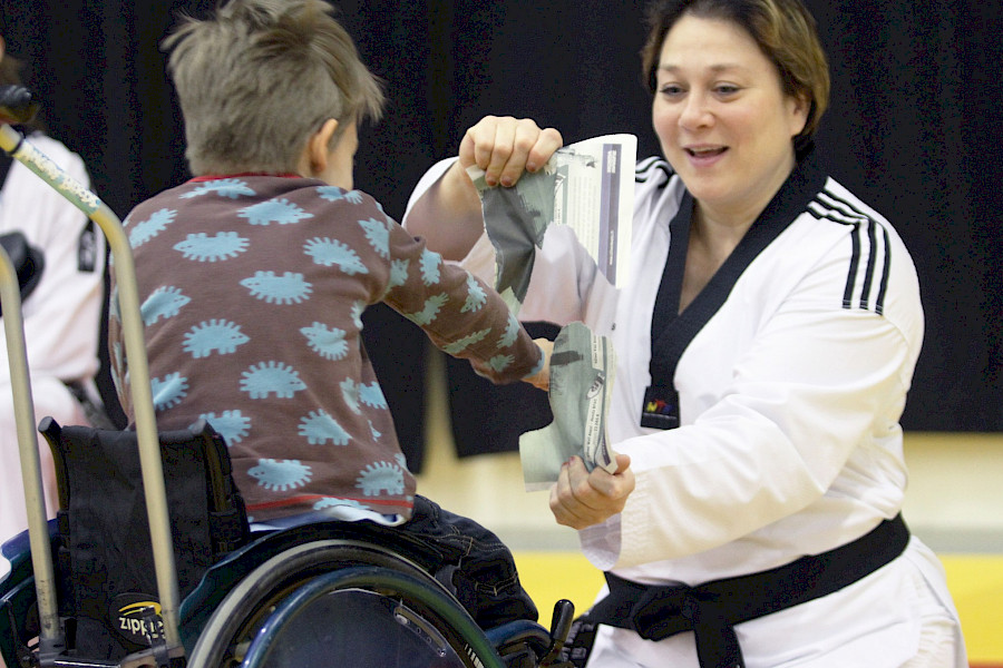 Poika lyö sanomalehteä rikki taekwondossa