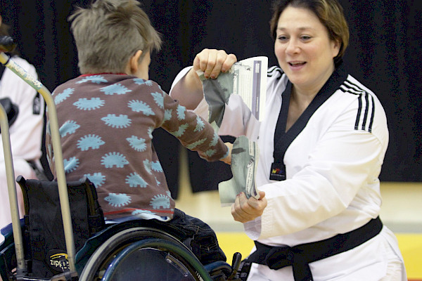 Poika lyö sanomalehteä rikki taekwondossa