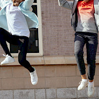 Kaksi nuorta hyppäämässä ilmaan - harrastaminen on kivaa