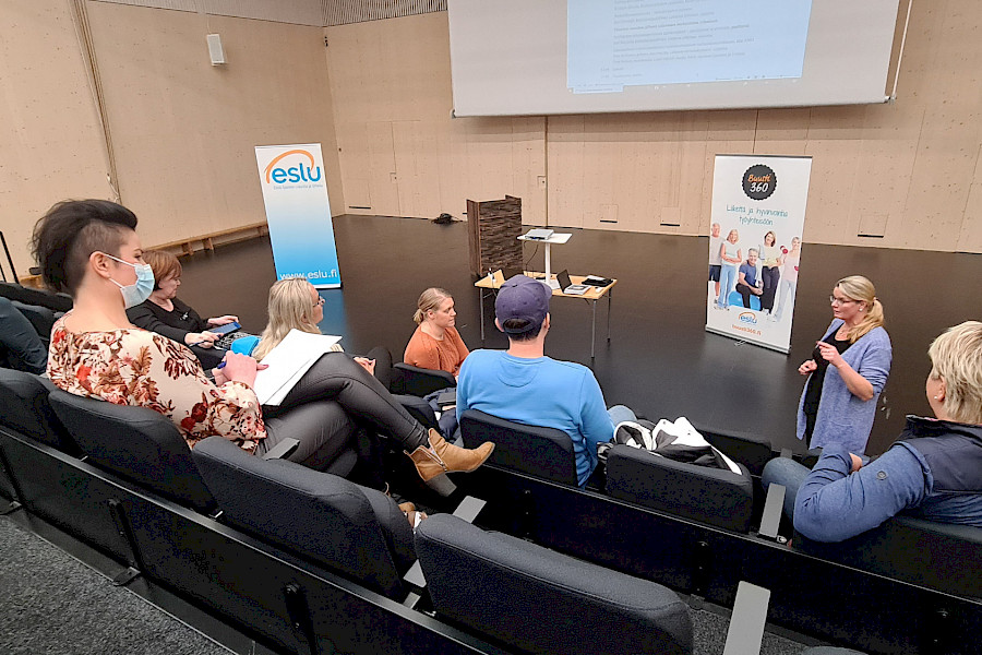 Sari Kivimäki kertomassa liikuntaneuvonnasta osallistujille