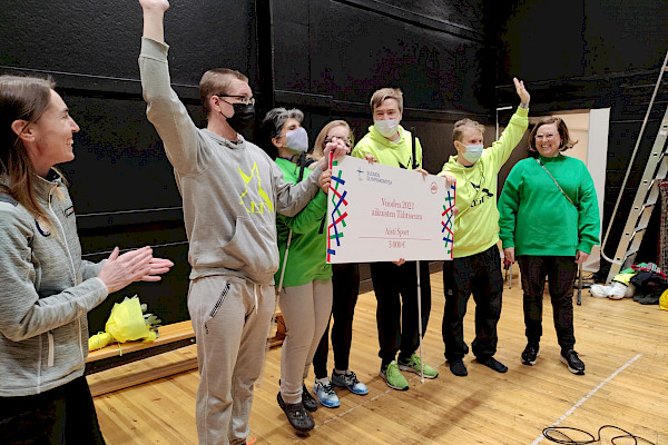 Aisti Sportin seuraväelle luovutettu stipendi ja porukka tuulettaa