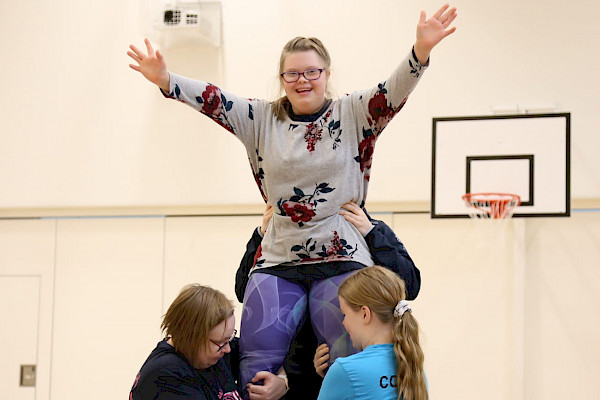 Spirit Shakin erityisryhmä täydessä touhussa