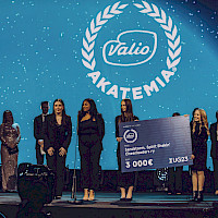 Joukkue vastaanottamassa Valio Akatemia -palkintoa