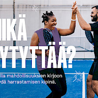 Mikä sytyttää -teksti ja kaksi padel-pelaaja lyömässä verkolla femmat