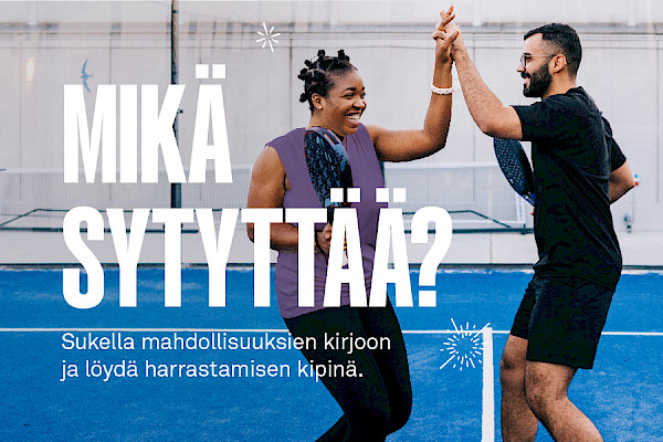 Mikä sytyttää -teksti ja kaksi padel-pelaaja lyömässä verkolla femmat