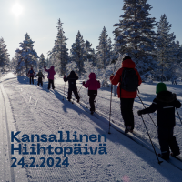 Lapsia ja aikuisia hiihtämässä. Teksti Kansallinen Hiihtopäivä 24.2.2024
