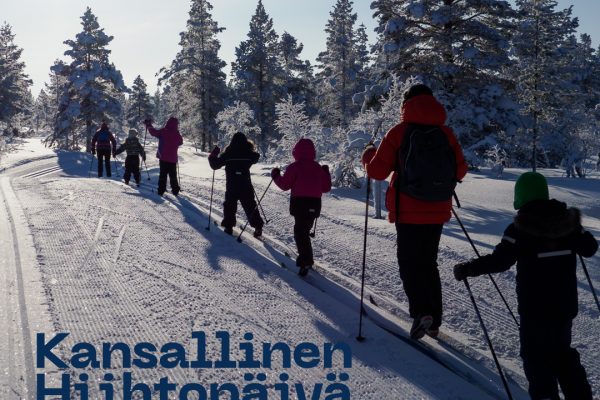 Lapsia ja aikuisia hiihtämässä. Teksti Kansallinen Hiihtopäivä 24.2.2024