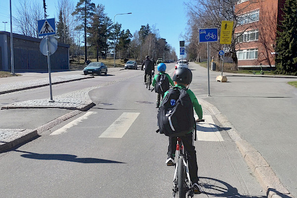 Lapset pyöräilemässä treeneihin