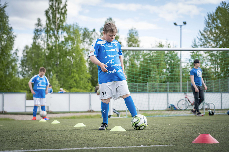 Nuoria pelaamassa jalkapalloa, kuva Suomen Paralympiakomitea