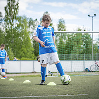 Nuoria pelaamassa jalkapalloa, kuva Suomen Paralympiakomitea