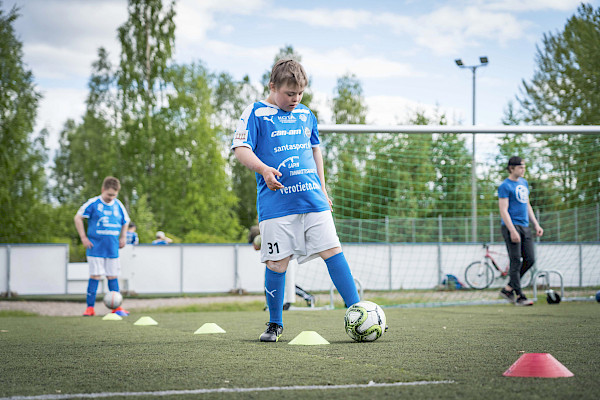 Nuoria pelaamassa jalkapalloa, kuva Suomen Paralympiakomitea