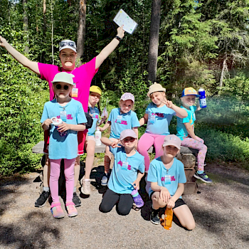 Leiriläiset jaettiin omiin ryhmiin suorittamaan eri tehtävärasteja. Kuvasa yksi iloinen ryhmä poseeraa kuvaajalla