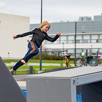 Nuori hyppäämässä parkour-radalla