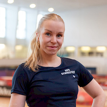 Sanni Mäntykivi HIFK Gymnastics -seuran paita päällä