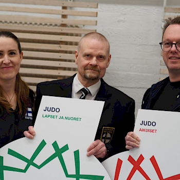Lajiliiton ja seuran edustus tähtiseuramerkkien kanssa.