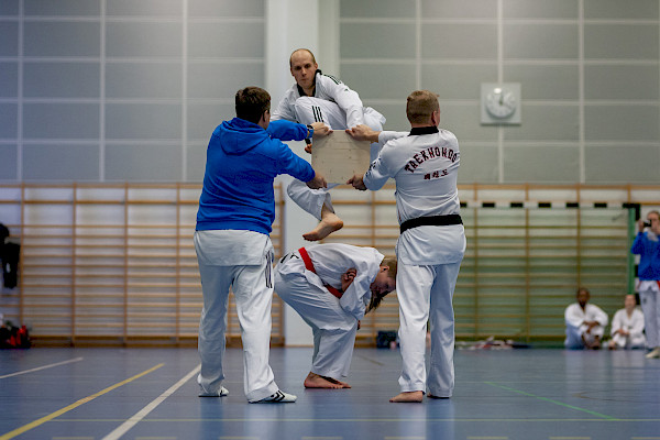 Simo Siltanen potkaisemassa murskauslautaa