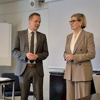 Markku Siponen ja Paula Risikko keskustelevat seisten.