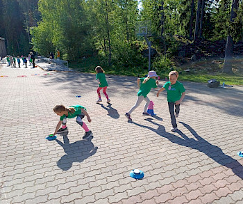 Lapsia leikkimässä ESLUn SankariSporttileirillä 2025