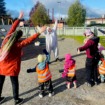 Jekkku-jänö liikuttamassa lapsia ja aikuisia